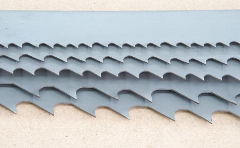 河西带锯床上的钢丝刷，对于带锯条的重要性